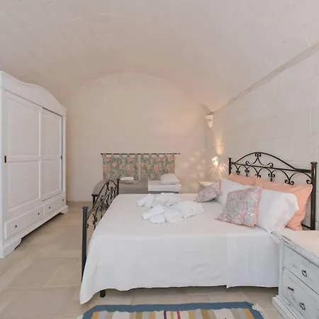 펜션 Del Cedro - Private Pool 오스투니